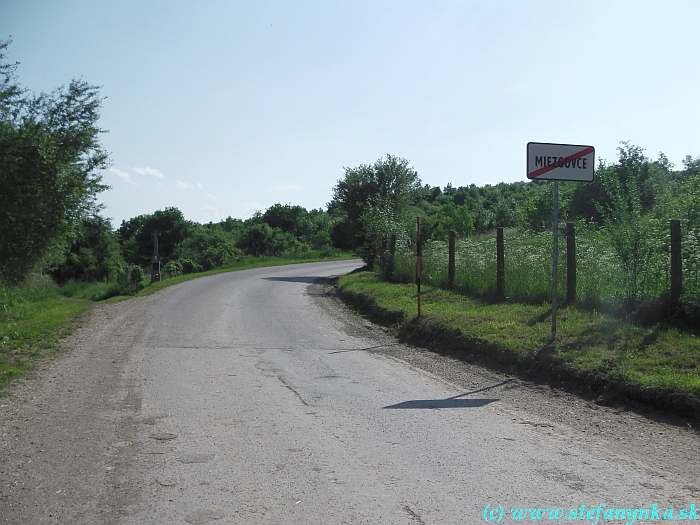 Odbočka turistického chodníka do Bánoviec doľava