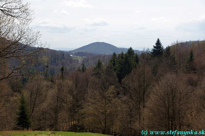 Počúvadlo (za stromami)