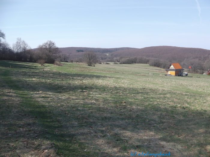 Obycké lúky. Ten malý svetlozelený klin približne v strede fotografie je miesto, kde som odbočil z asfaltky na Obyckých lúkach pod Benátom 