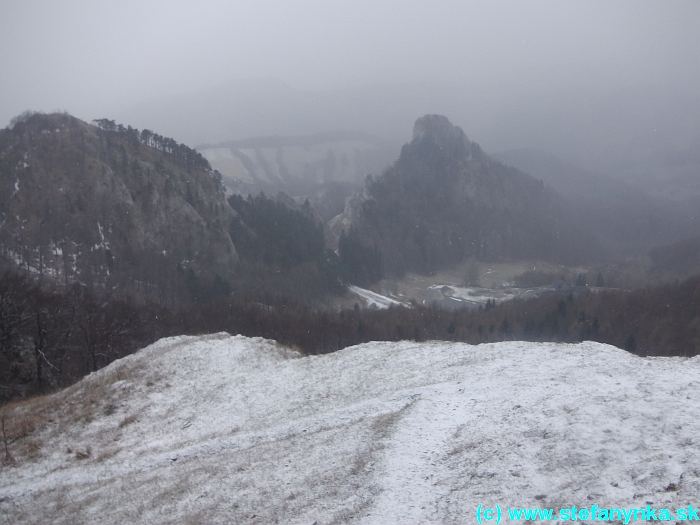 Chmeľová, pohľad na Vršatský hrad (vpravo) a Vršatské Bradlá (vľavo)