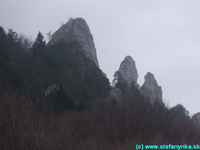 Vršatské Bradlá z lúk nad Červeným Kameňom