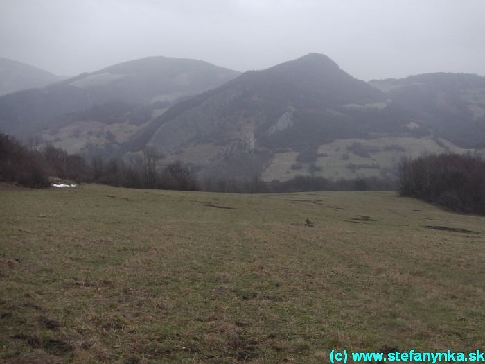 Červenokamenské Bradlá z lúk nad Červeným Kameňom