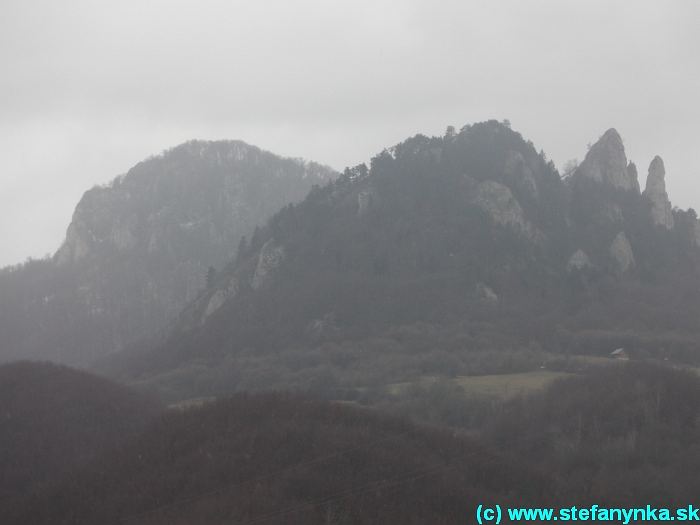 Vršatské Bradlá z chodníka smerom na Červenokamenské sedlo