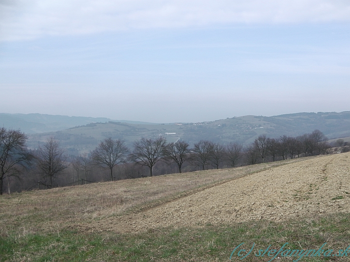 Vlčí vrch - pohľad na Skaličí (v pravej časti). Ja som išiel po asfaltke nad stromami a poza tú dlhú bielu budovu na náprotivnej strane doľava