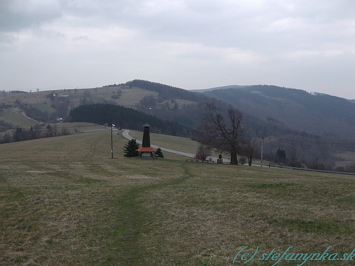 Nad zvonicou je Kykula, vpravo Melčický vrch a vľavo od neho v pozadí Dúžnik