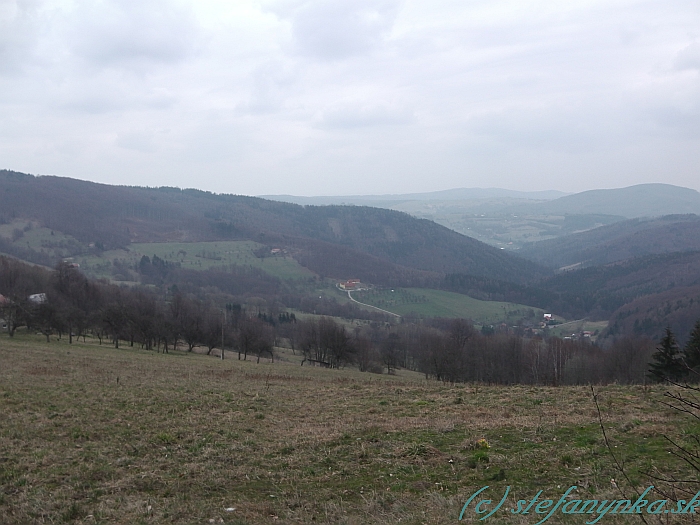 Vľavo mimo obraz Příslop, Žár a Starý Hrozenkov, píla. Vpravo Chabová.