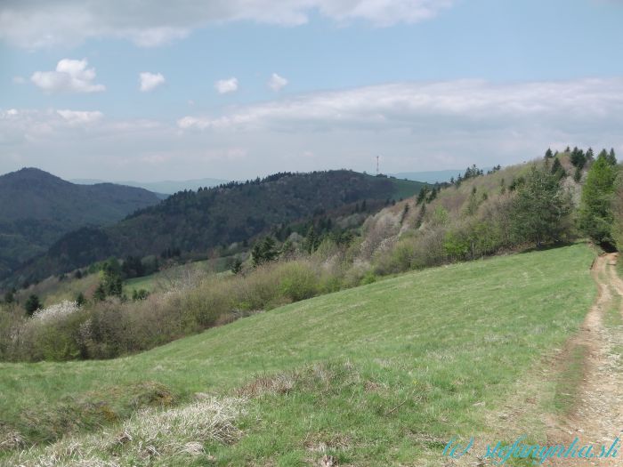 Pred rozcestím Bartkov majer, veža na Zlatom vrchu