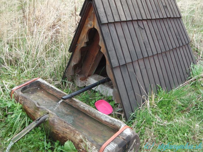 Breziny. Studnička neďaleko posedenia na žltej značke, neďaleko rozcestníka