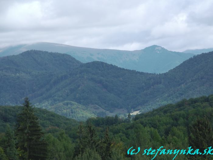 Vpravo Majerova skala a doľava stúpanie na Krížnu