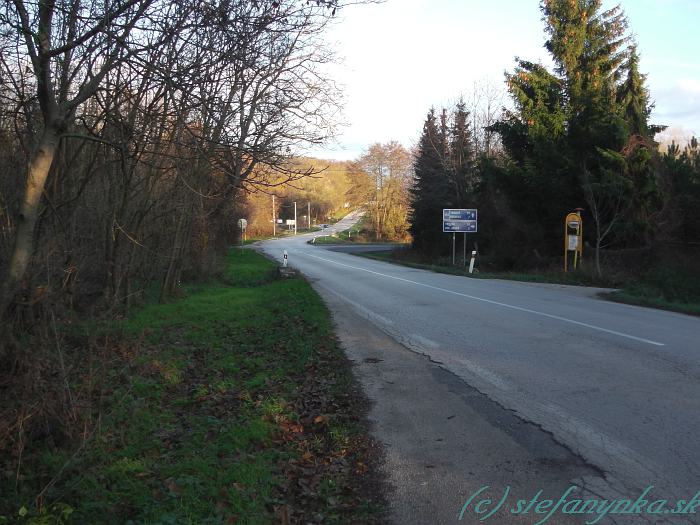 Prekážka, bus. Pohľad smerom na Dechtice. Ja som sa vynoril zľava na druhej odbočke (za tou obdĺžnikovou tabuľou)