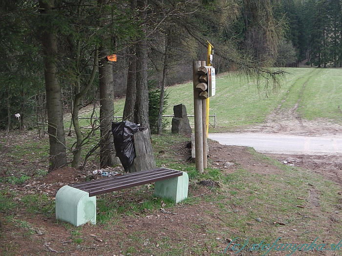 Sedlo pod Lemešnou. Asfaltka doprava ide až do Makova. Doľava ide na Kasárne