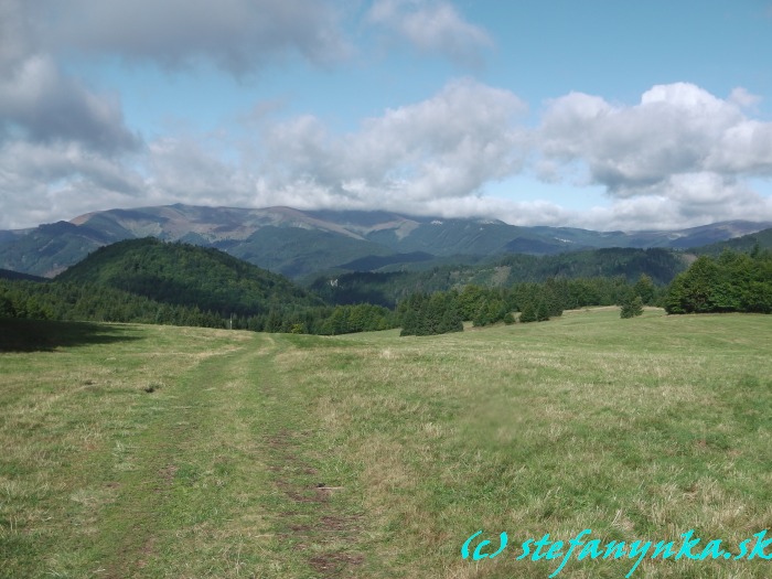 Pod Hrubým vrchom. Zľava Majerova skala a Krížna