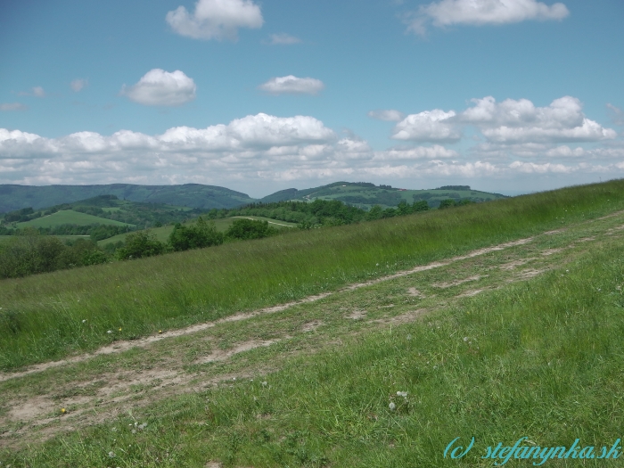 Machnáč - na obzore od Veľkého Lopeníka, cez výrazné Lopenícke sedlo, Mikulčin vrch, chata Výškovec (zľava doprava)