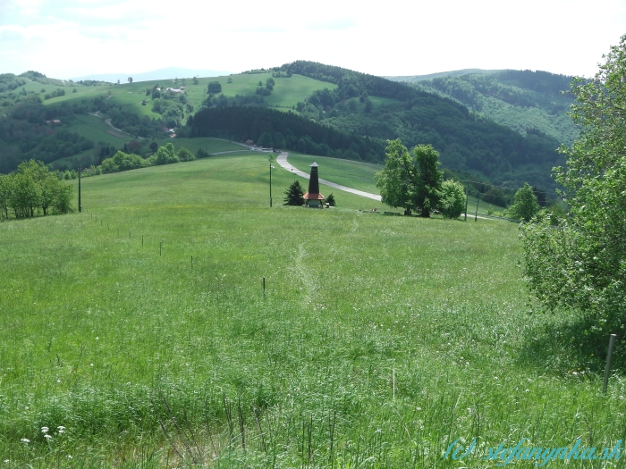 Výškovec - zvonička - pohľad naspäť. Na konci cesty je Hřibovna a kopec nad ňou je Kykula