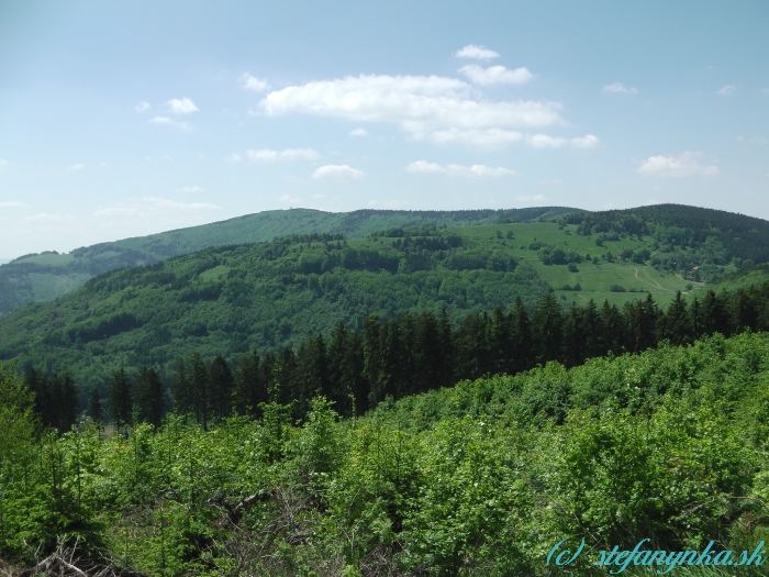 Veľký Lopeník s rozhľadňou, Malý Lopeník a vpravo sedlo Lopeník (tie zbiehajúce sa cesty). 