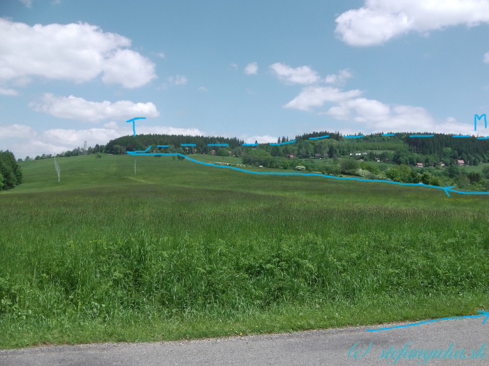 Lopeník - pohľad naspäť. Rozcestník je vpravo odo mňa, asfaltkou šikmo vľavo hore až takmer k veži (Troják) a doprava po chrbte je Mikulčin vrch.