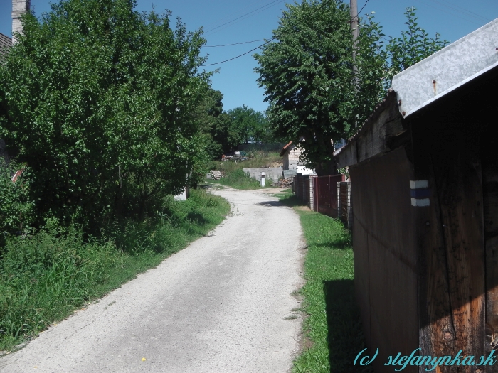 Modrá značka z Vrboviec smerom na Žalostinú