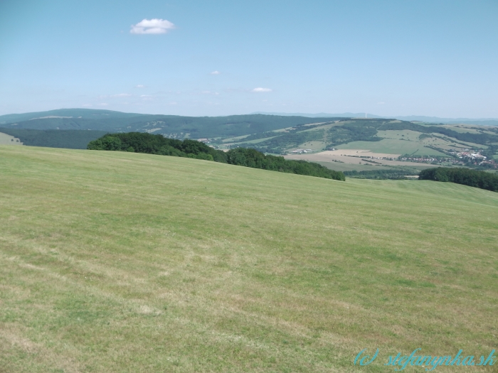 Výhľad zo Žalostinej. Vľavo Javorina, vpravo Ostrý vrch