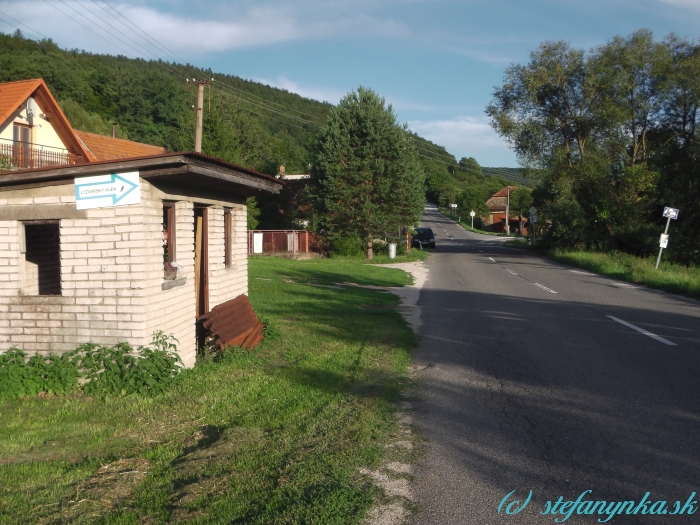 Od osady Šance na Lieštie a odbočiť doprava smerom na vleky