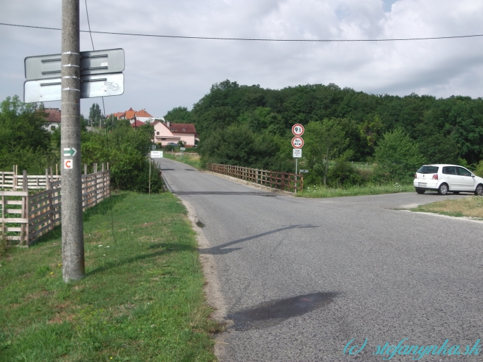 Poriadie. Most ponad železnicu. Stanica je vľavo.