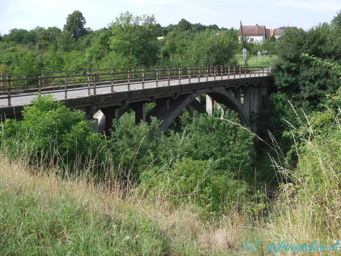 Poriadie. Most ponad železnicu