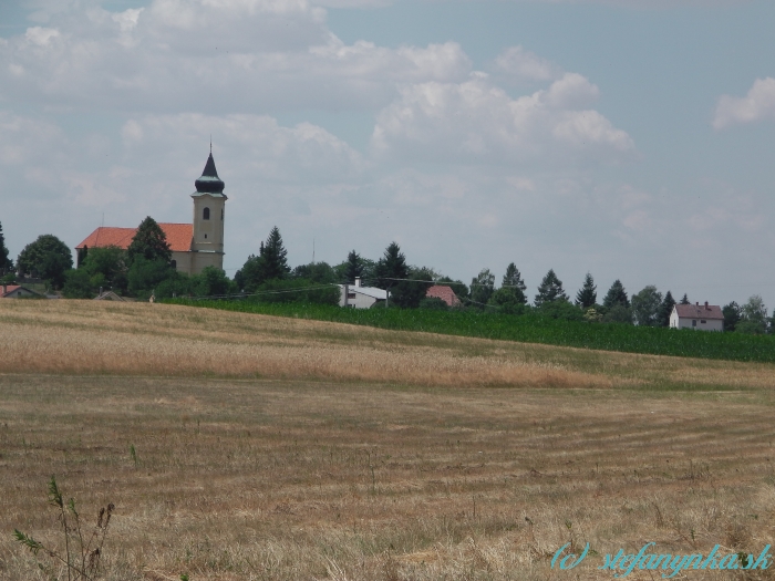 Lakšárska Nová Ves v tom zelenom páse stromov popred kostol ju budem opúšťať