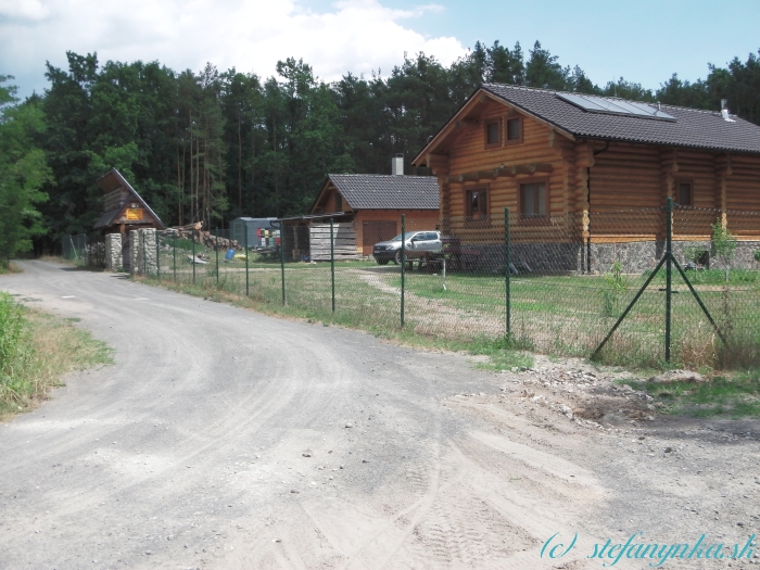 Biely kríž. Kuk od rozcestníku na žltú značku smerom na Mikulášov. Ja som pokračoval na opačnú stranu