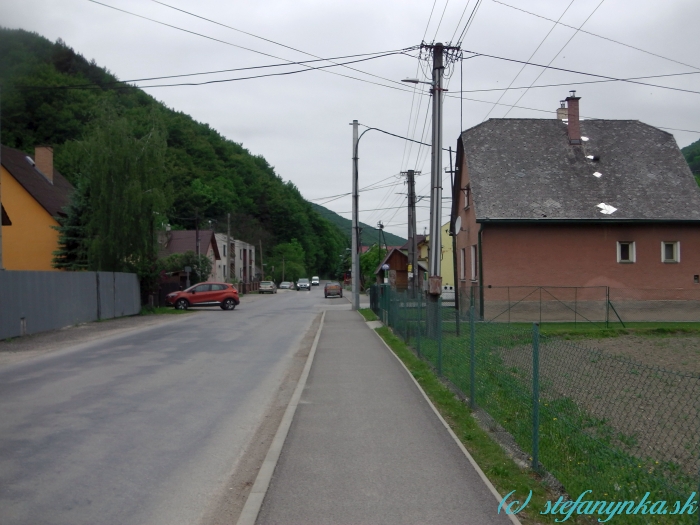 Veľké Košecké Podhradie - zastávka OcÚ (pohľad naspäť)