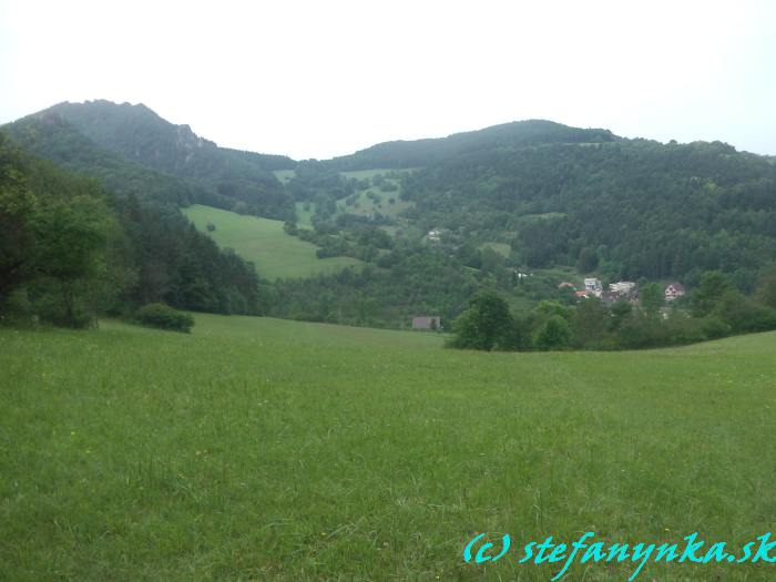 Hričovské Podhradie. Hrad Hričov je takmer úplne vľavo (v popredí toho väčšieho kopca)