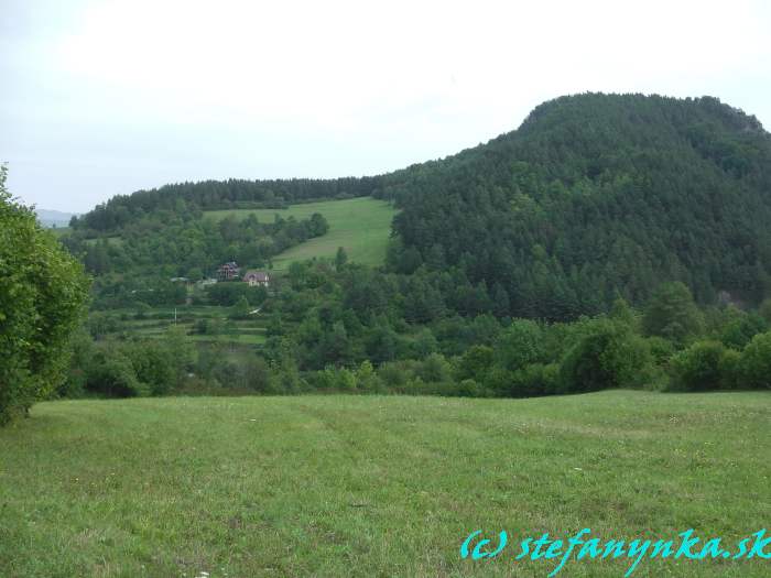 Hričovské Podhradie - cez tú lúčku som z Ovčiarska kolmo dolu zišiel do dediny