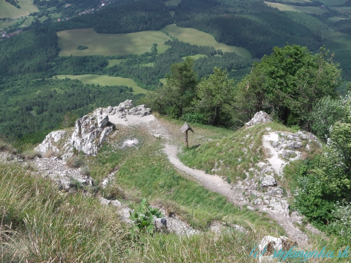 Vápeč. Smer Ilava. Vpravo hore je Malé Košecké Podhradie, vľavo Horná Poruba. Na ľavej strane za skalami je vidno aj jazierko, okolo ktorého som minule išiel.