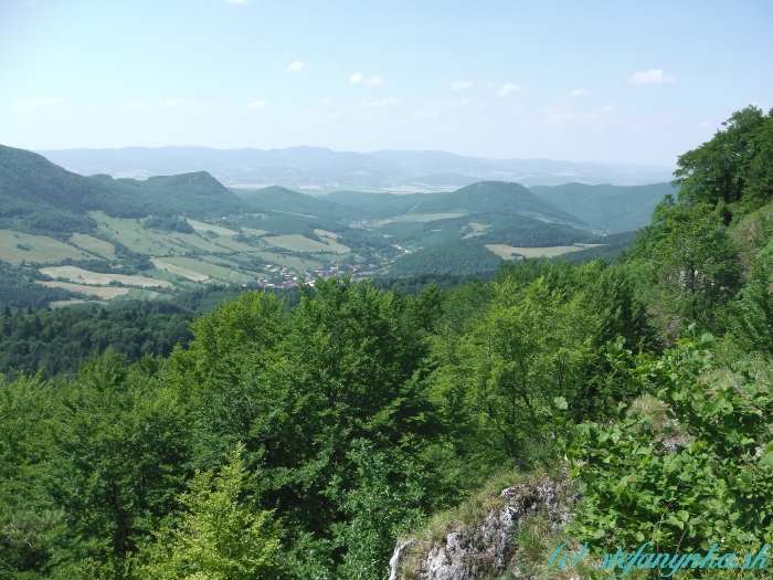 Horná Poruba z vyhliadok. Na pozadí Vršatské bradlá