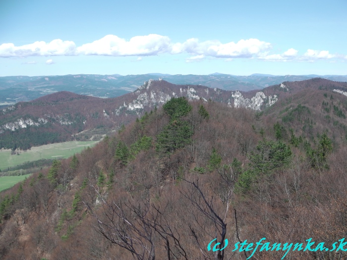 Kečka. Na poslednom horizonte vpravo od Brady je Lysá hora na Morave.