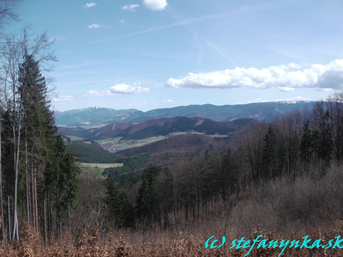 Malá Fatra zo Súľovského hrebeňa (vľavo). Vpravo sú Martinské hole