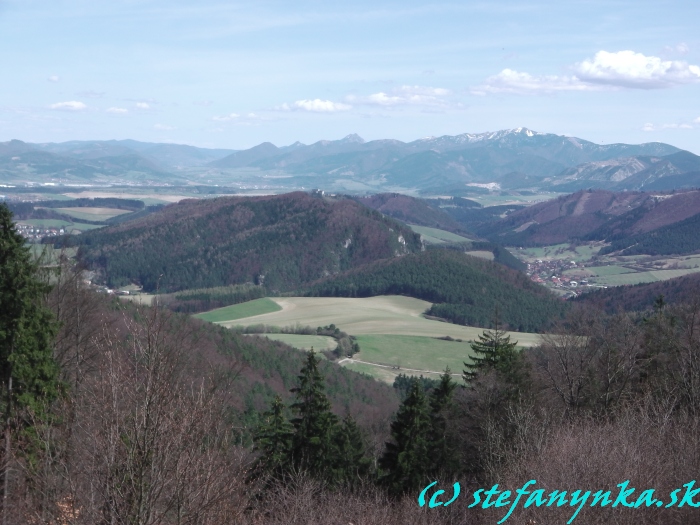 Na prvom horizonte Lietavský hrad a Lietavská Svinná vpravo pod ním. V pozadí Malá Fatra