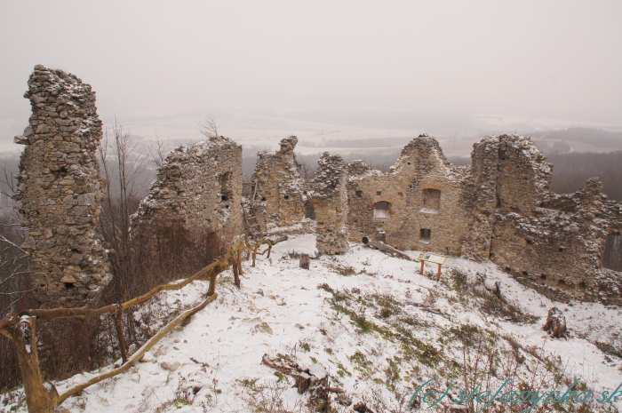 Hrad Korlátko. Novoopravené miesta sú mierne napravo od stredu