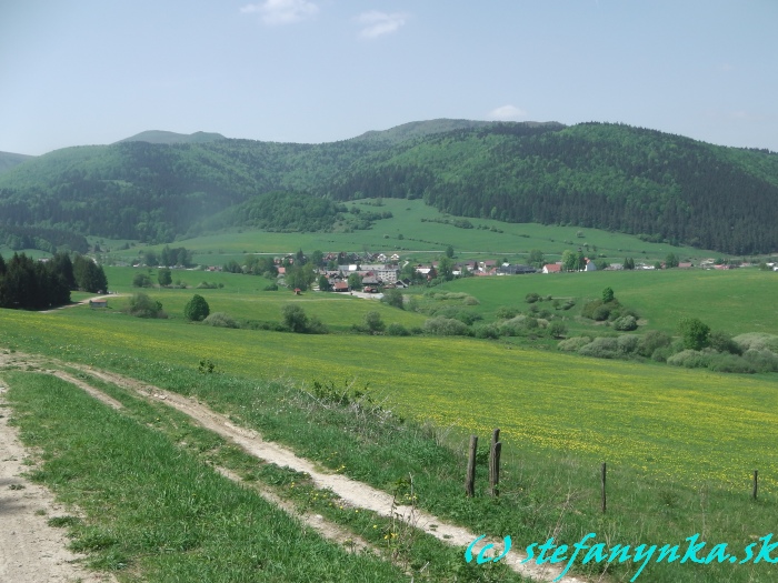 Čičmany v popredí a Strážov v pozadí