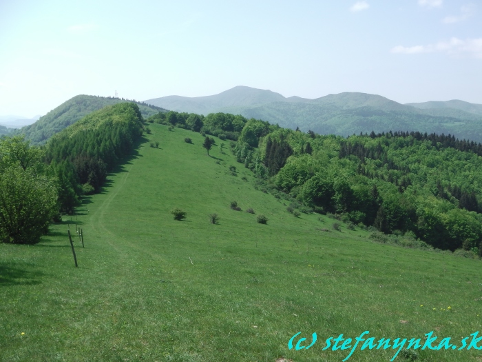 Javorina - pohľad naspäť. Vľavo stĺp je na Javorinke, najvyšší kopec je Strážov