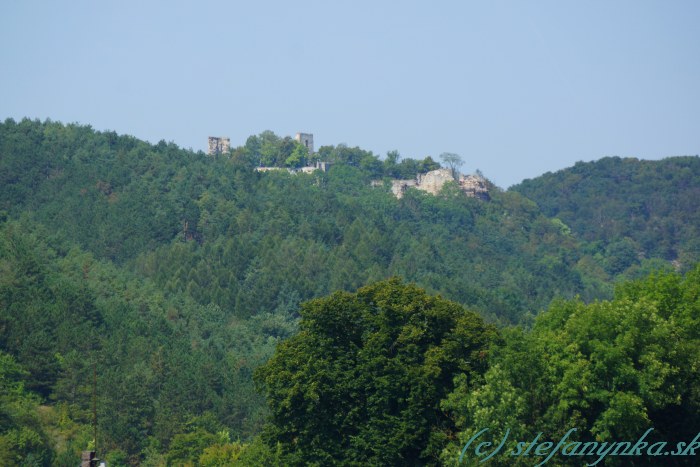 Dobrovodský hrad. Ešte stojí