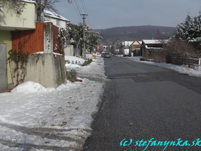 Rača, dva týždne po prvom obrázku. Tie snehové mantinely na chodníku sa už trochu roztopili. Na to, že každá rodina platí po novom dvacku za zimnú údržbu...