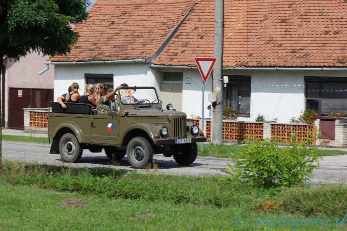 Ešte šťastie, že to má predné sklo, lebo inak by nemal kde nalepiť tie diaľničné známky