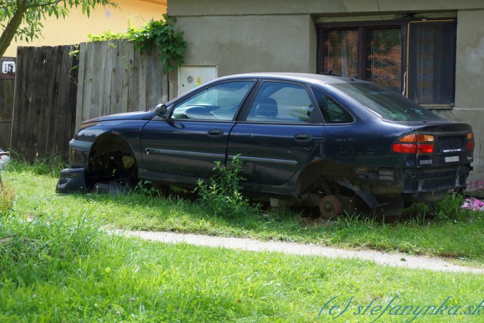 Športové auto. Aspoň podľa toho nárazníka položeného nízko. Tie kolesá ma netrápia. Veď aj mechanici Formuly 1 dokážu vymeniť komplet kolesá za pár sekúnd