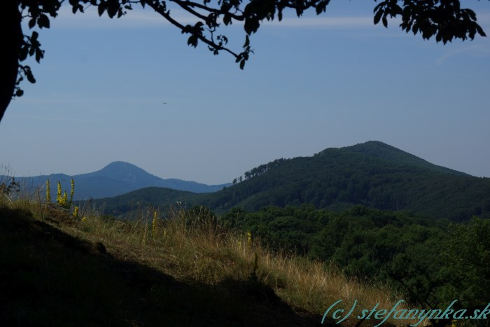 Klokoč. Vľavo Vysoká, vpravo Veľká Vápenná (Roštún)