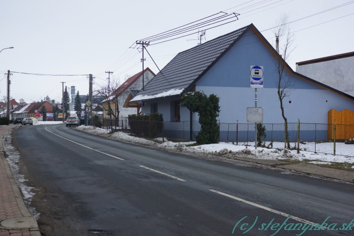 Velká nad Veličkou. Na tej zastávke je očividne značka. Akurát chodník nepokračuje