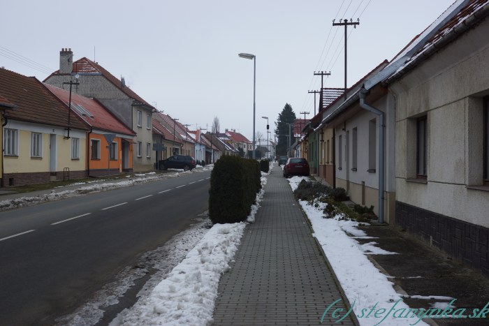 Z Velkej nad Veličkou cez Javorník k Liščí boude. Tu sa už začalo parkovať aj na chodníku, ako je to vidno na aute vľavo