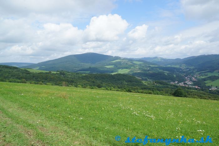 Zľava v pozadí Studený vrch (ČR), dominantný Veľký Lopeník (ČR/SR), Mikulčin vrch až Tomkúv vrch (ČR), Hřibovna (ČR) a Kykula smerom na Dúžnik. Nová Bošáca vpravo v strede a smer na Predpolomu (k Hřibovne)