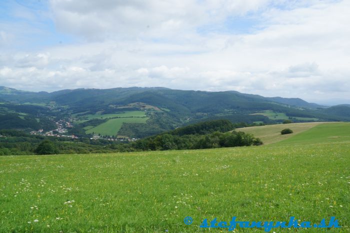 Pohľad od Bestinného smerom na Novú Bošácu (v pozadí zľava od Tomkovho vrchu cez Kykulu, Dúžnik...