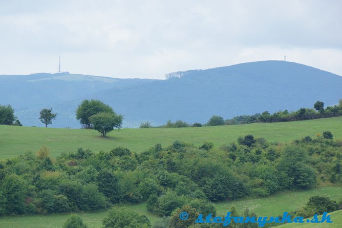 Veľká Javorina (vysielač vľavo) a Jelenec (vojenská veža vpravo)