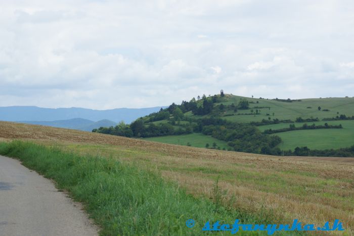 Vyhliadka Hájnica. Vľavo dole za poľom nie je viditeľná Haluzická tiesňava