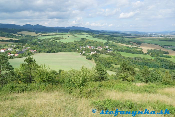 Haluzický kostolík (zrúcanina) a za ním Haluzická tiesňava. V pozadí Biele Karpaty